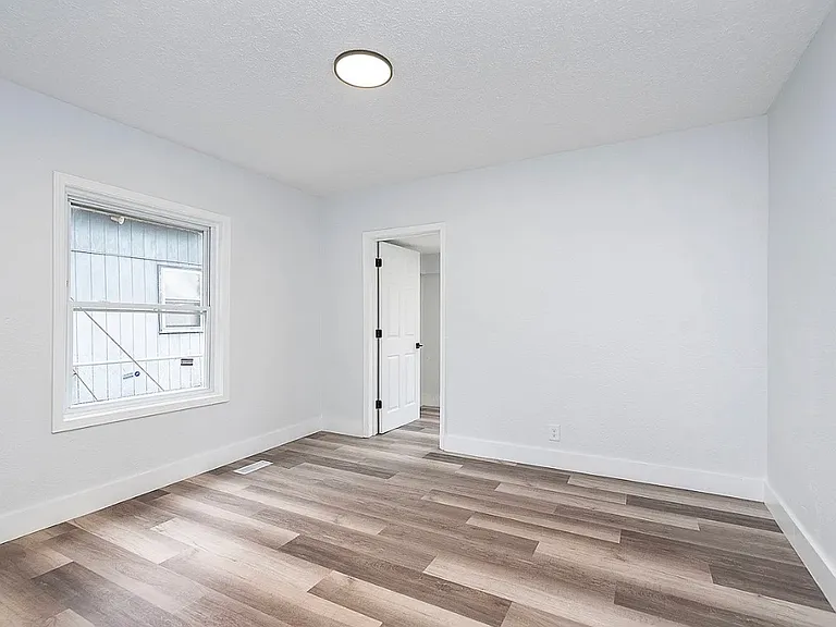 2531 Brookside Ave — Photo 9