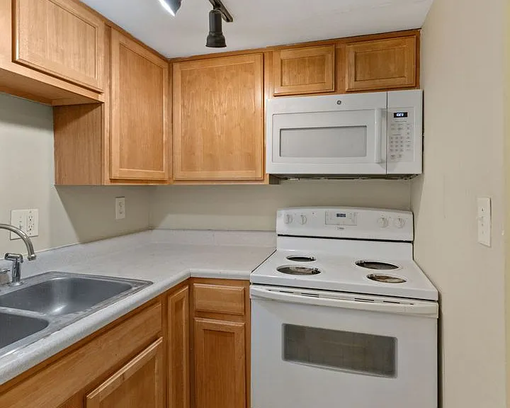Balsam Avenue Apartments - The Courts — Photo 62