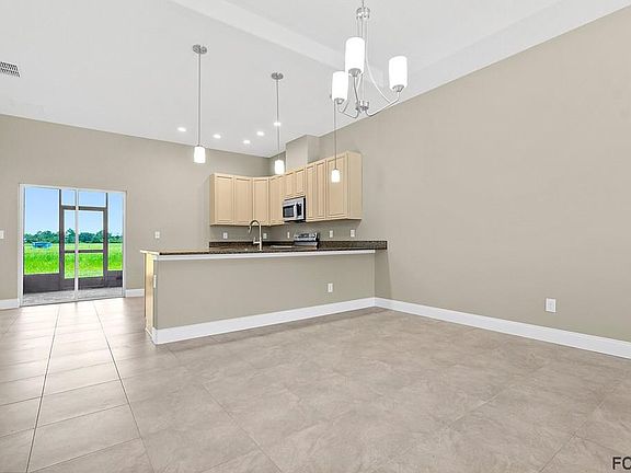 2nd image of 4 Lindsay Dr #A/b
