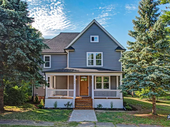 104 W McKinley St, Harvard, IL 60033