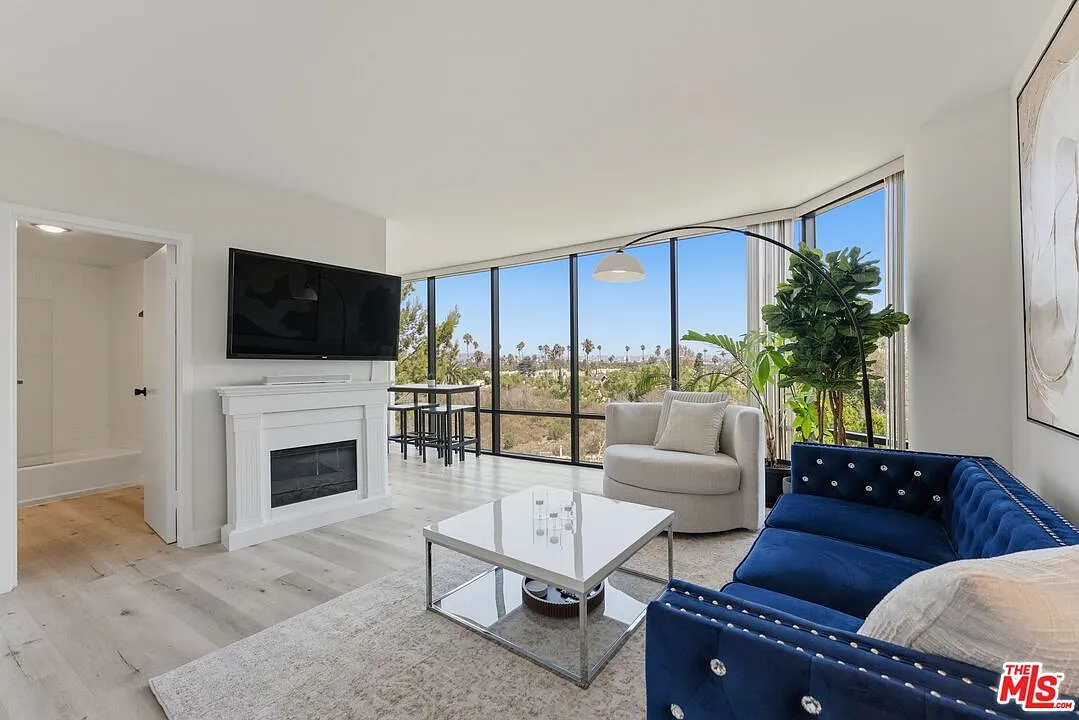 1 bed, 1.0 bath, 708 sqft, $4,250 — Photo 2