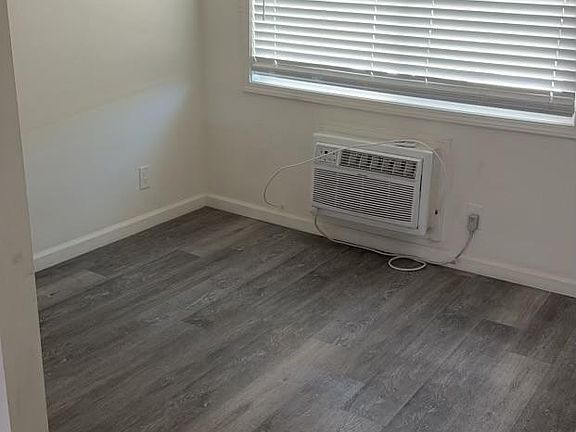 4th image of 18631-1 Burbank Blvd #14