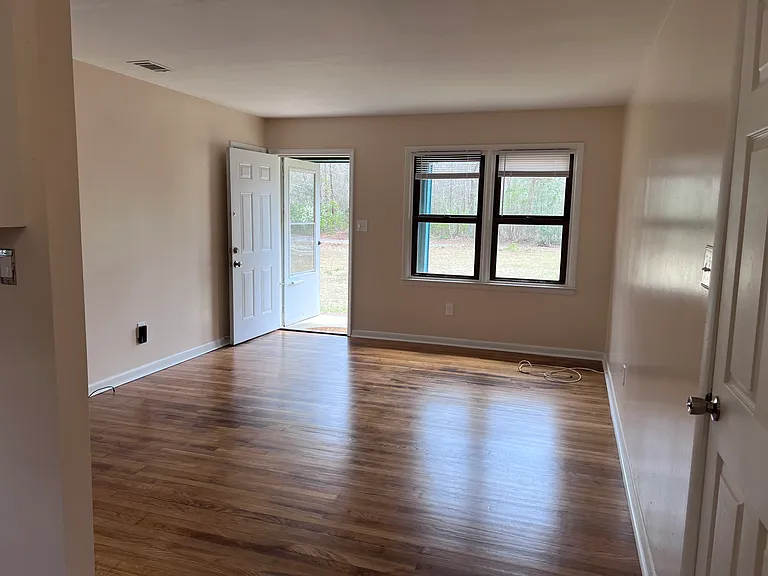 407 Railroad Ave — Photo 2