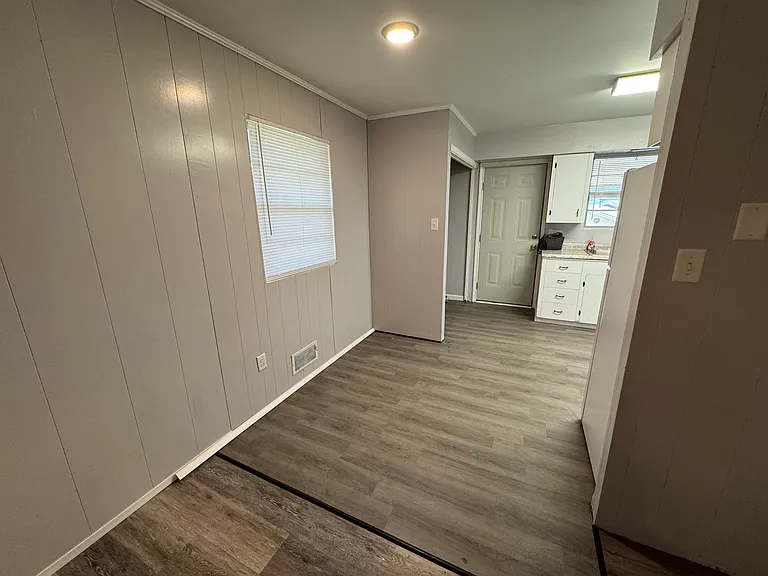 906 Locust Dr — Photo 7