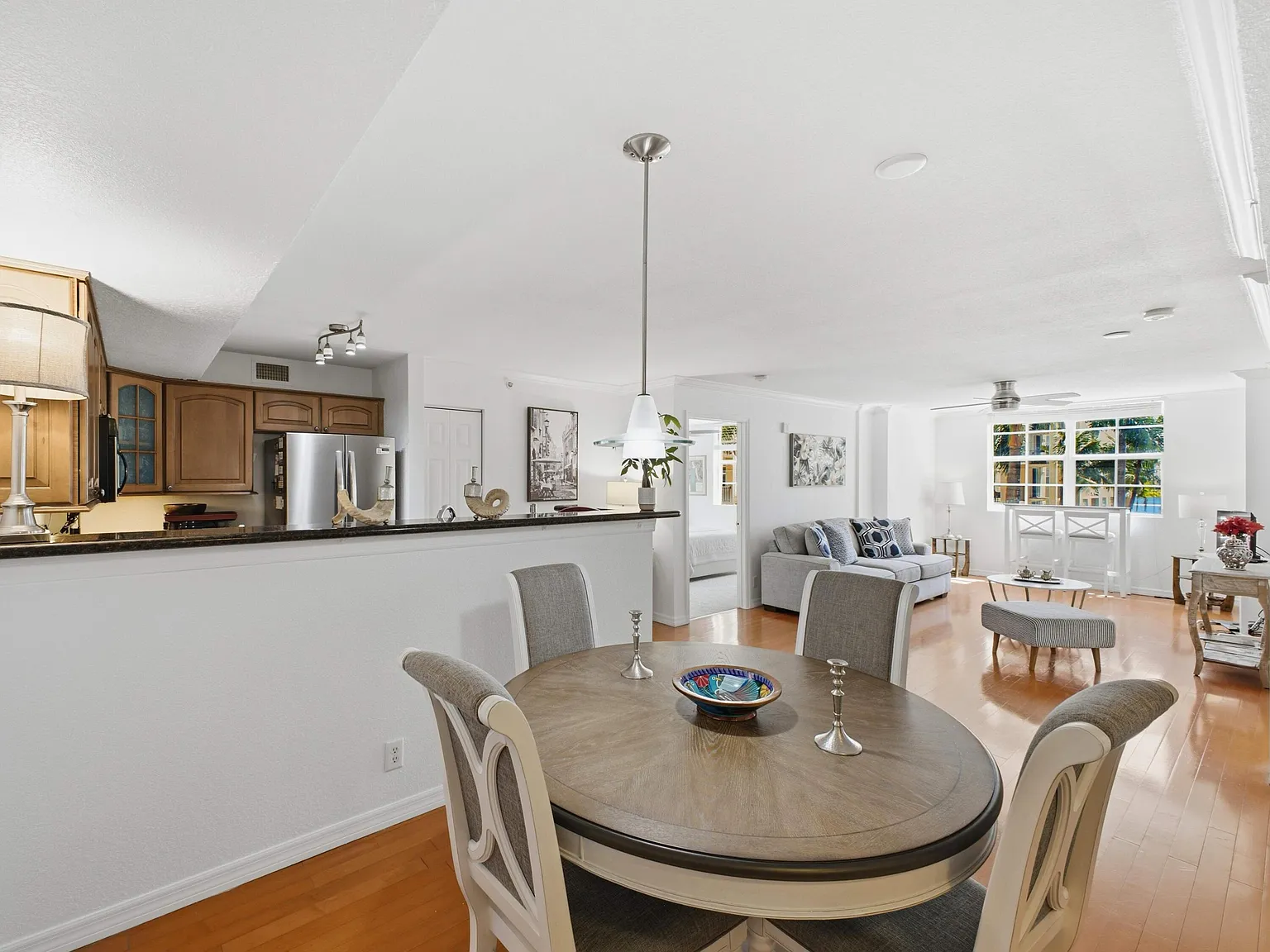 2 bed, 2.0 bath, 1071 sqft, $4,000 — Photo 2