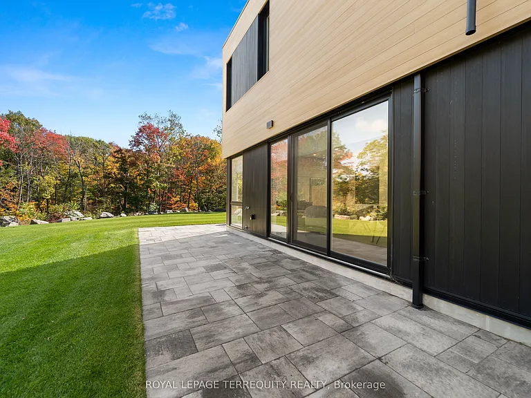 35 Rockmount Cres — Photo 34