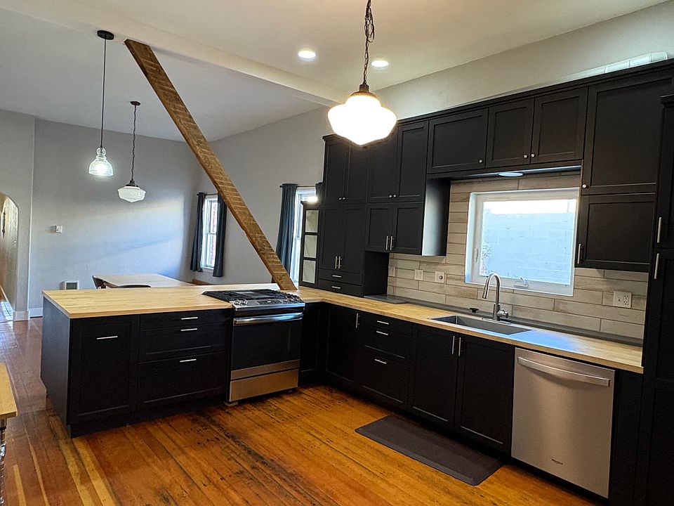 Kitchen - gas stove, island, dishwasher.