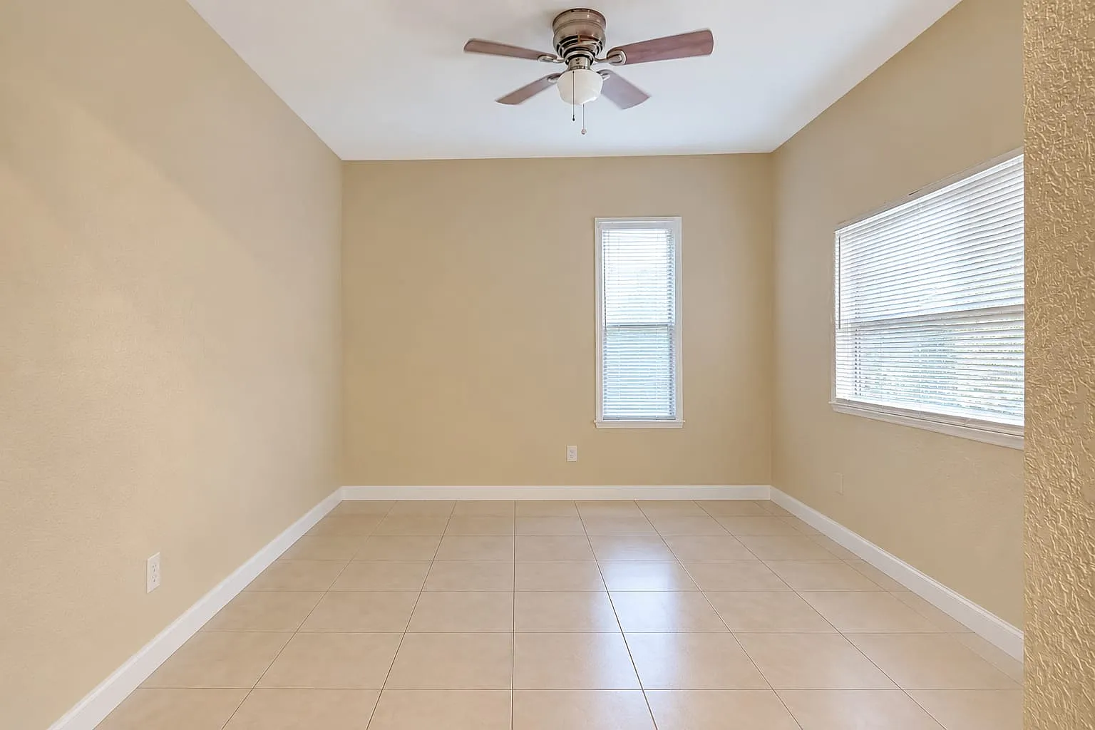 3 bed, 900 sqft, $999 — Photo 4