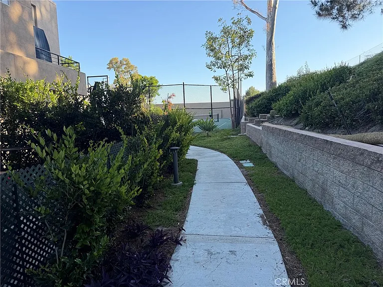 27 Tradewinds — Photo 23