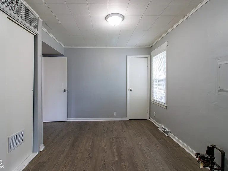 4430 N Longworth Ave — Photo 9