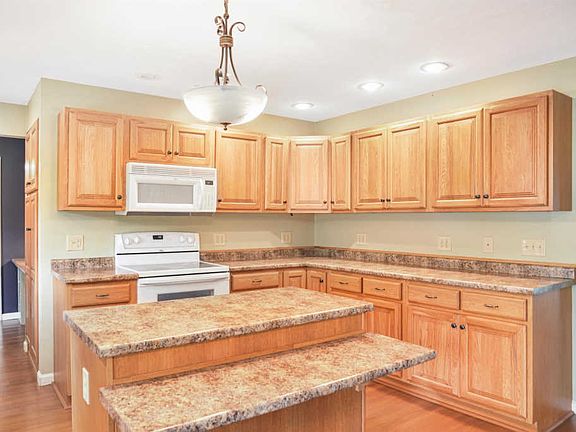 3rd image of 1615 Tanglewood Dr