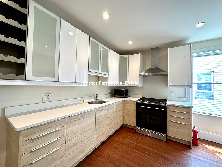692 Columbia Rd #2A — Photo 3