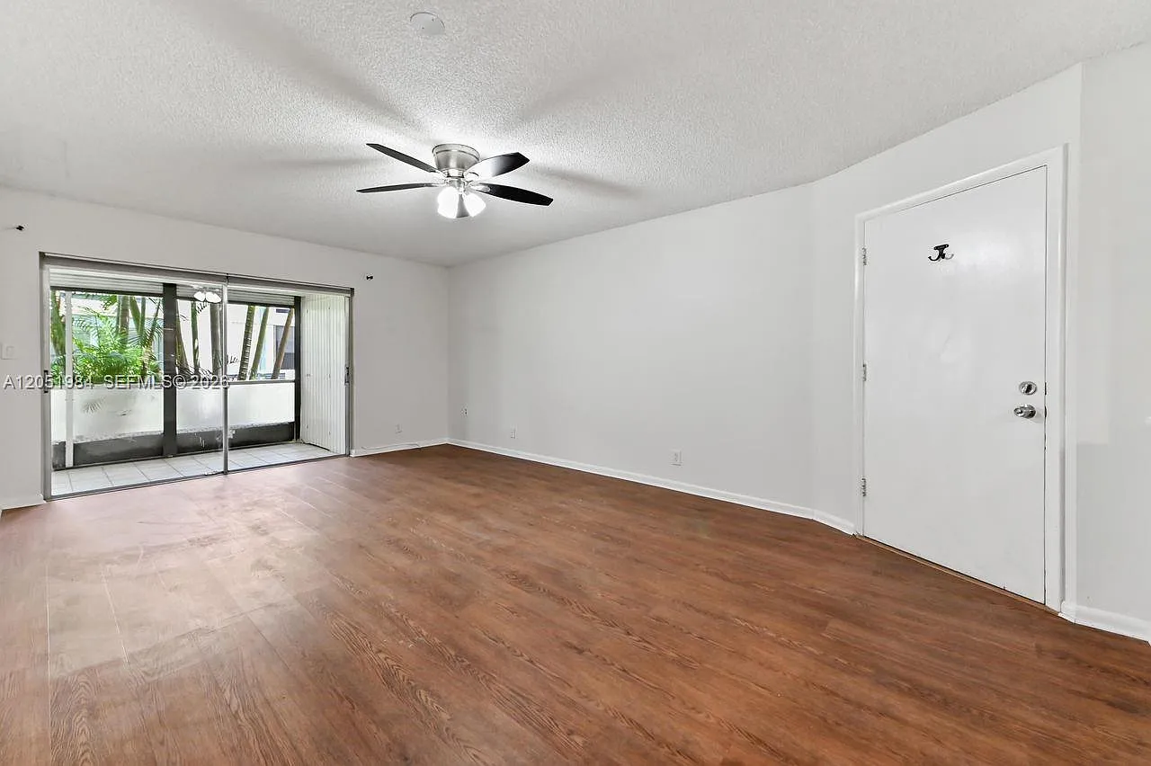2 bed, 2.0 bath, 950 sqft, $1,995 — Photo 4