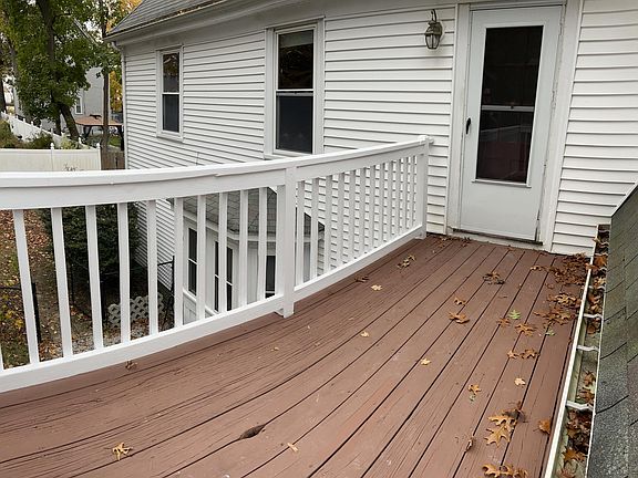Deck to main entrance on 2nd floor