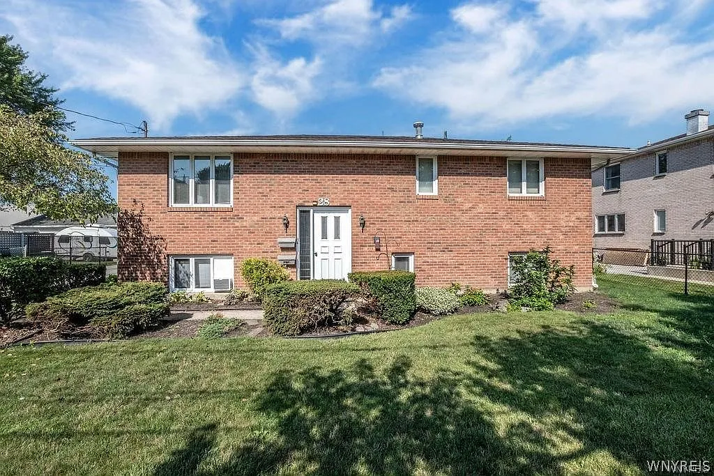 3 bed, 1.0 bath, 2592 sqft, $2,200 — Photo 1