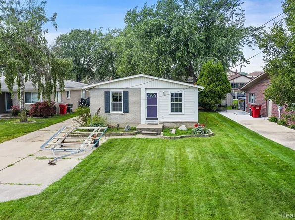 38145 Circle Dr, Harrison Township, MI 48045