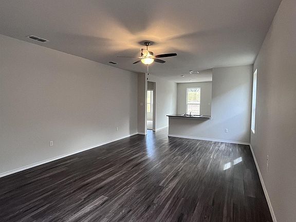 3rd image of 122 Blue Bird Ln