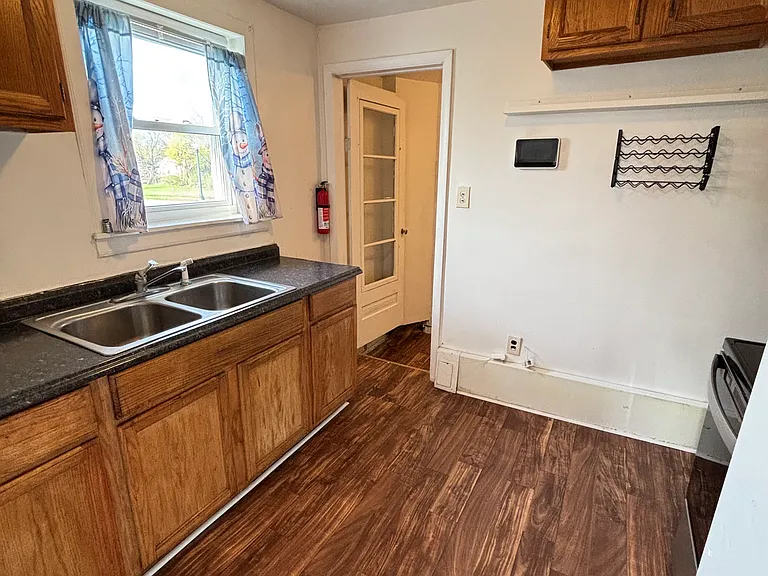 904 Jefferson St — Photo 8