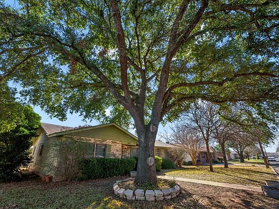 2nd image of 611 Bluebonnet St
