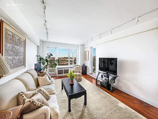 Sold by Sotheby's International Realty | media 16