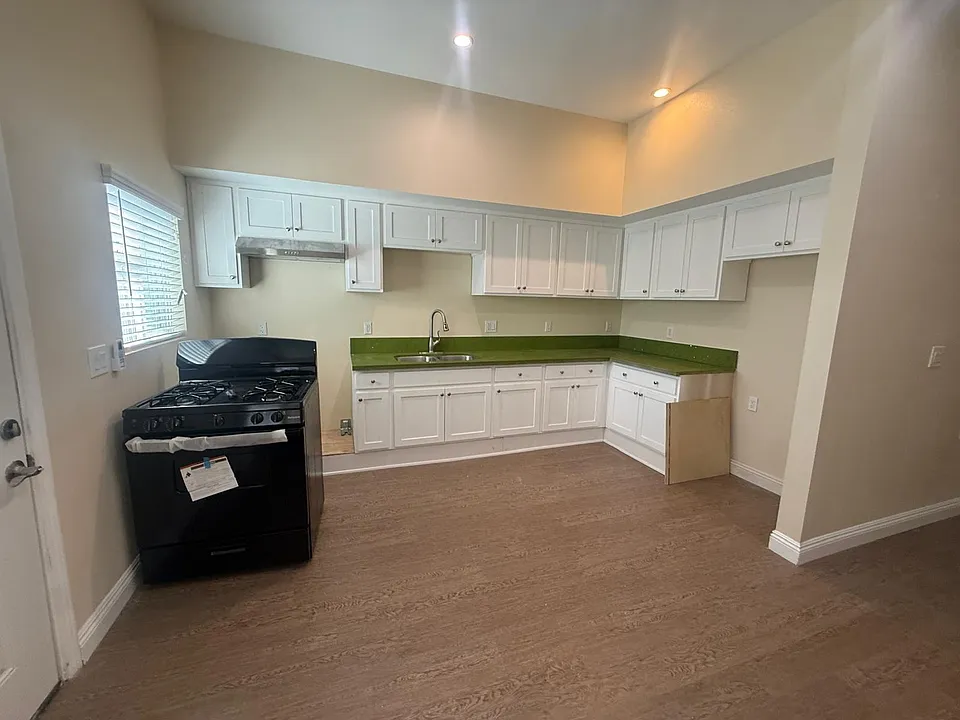 922 1/2 N Fickett St