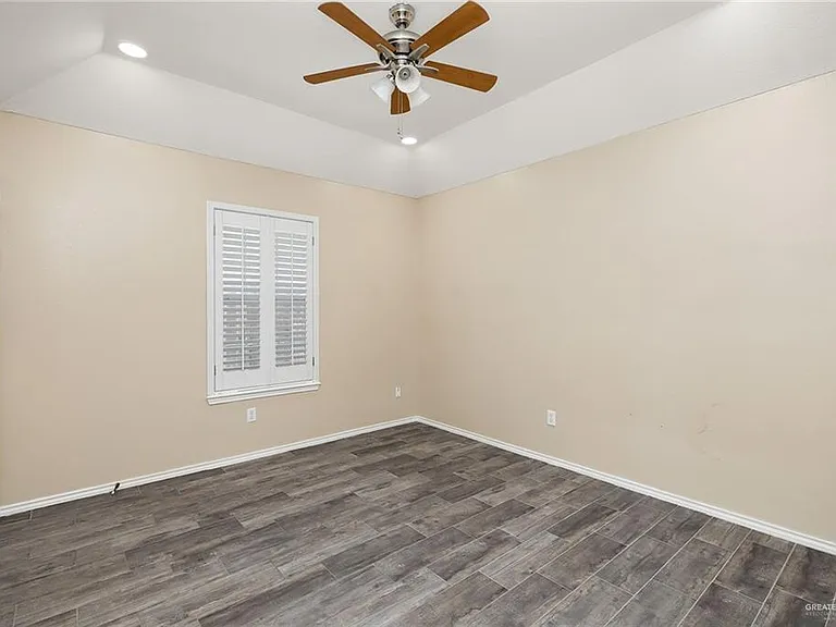 413 E Wisteria Ave — Photo 11