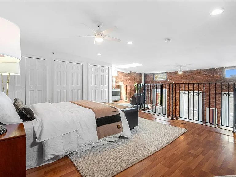46 Irving St #2R — Photo 9