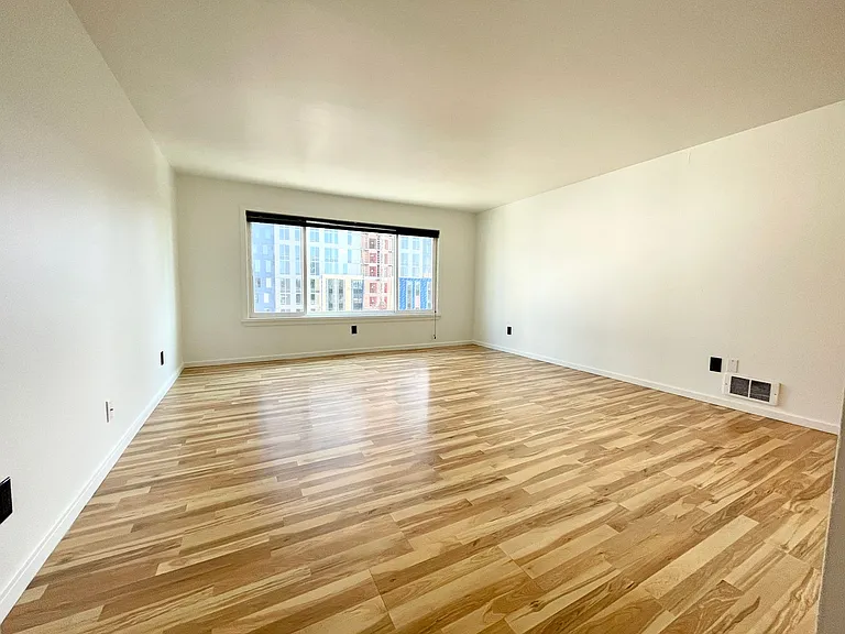 Escolier Apartments — Photo 32