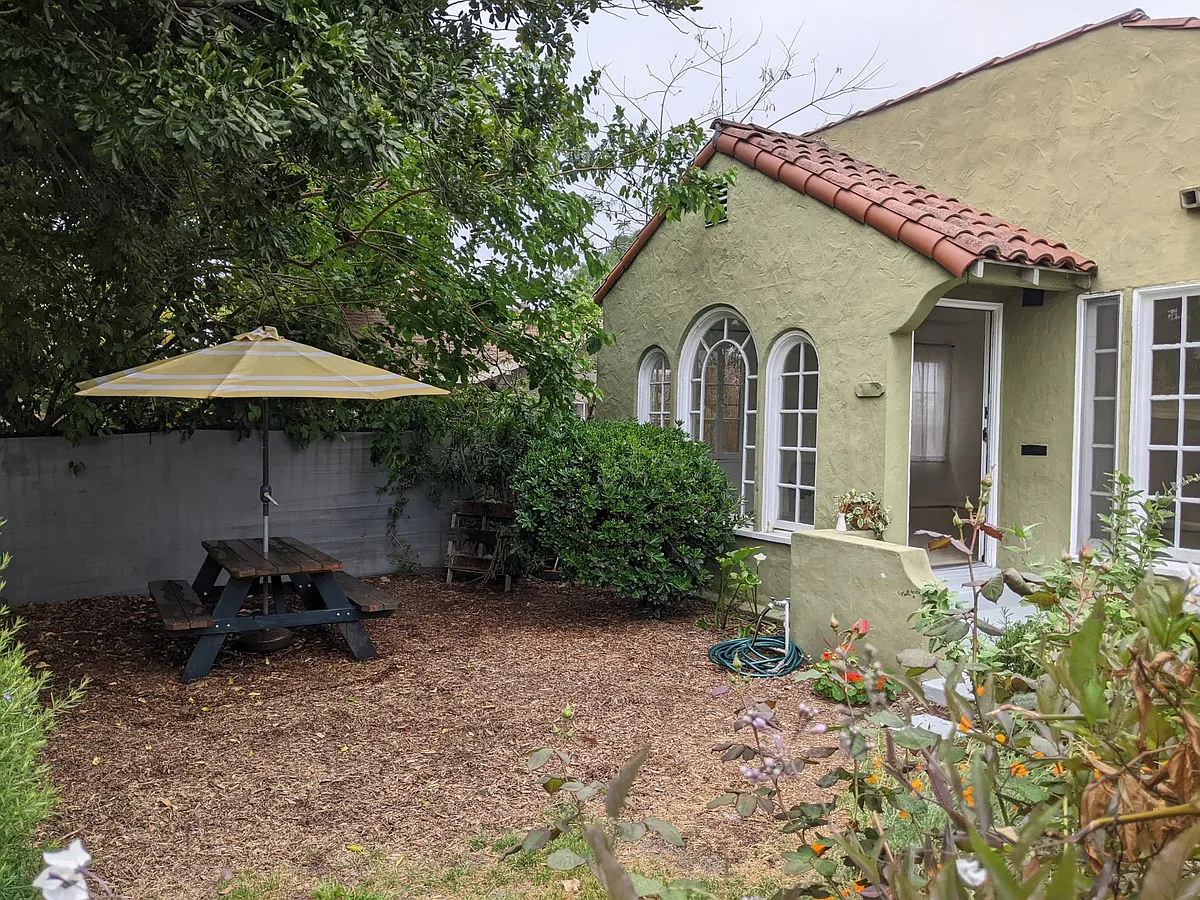 Private yard - 2213 Carmona Ave