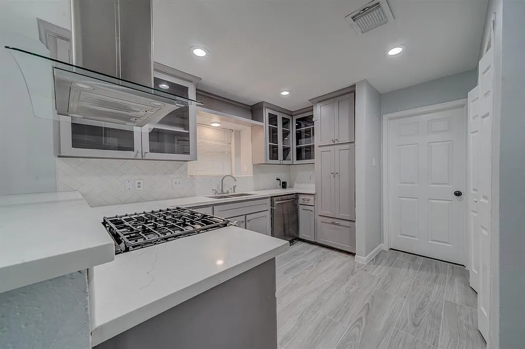 4 bed, 2.5 bath, 1960 sqft, $2,400 — Photo 2