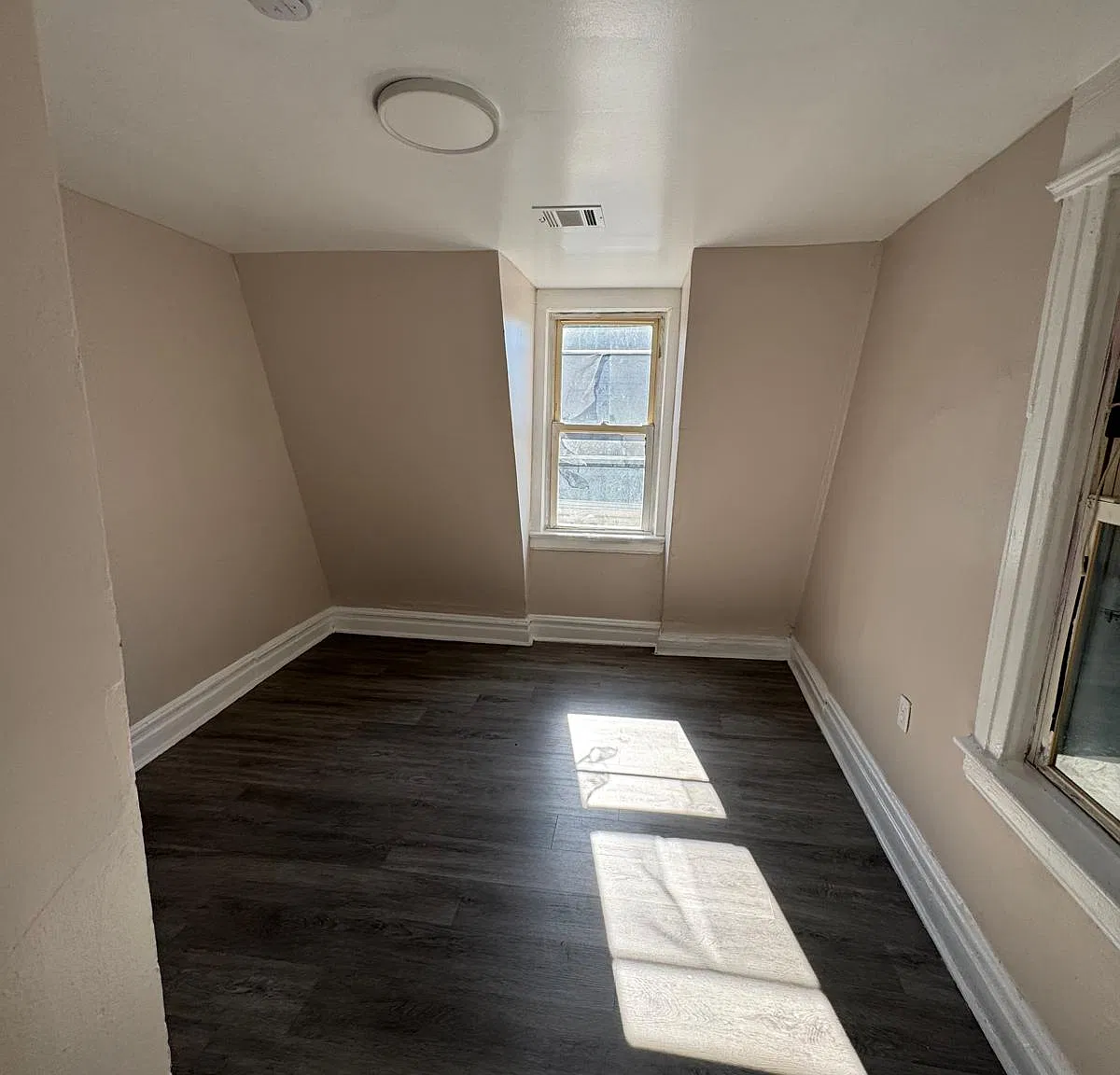 3 bed, $2,050 — Photo 4