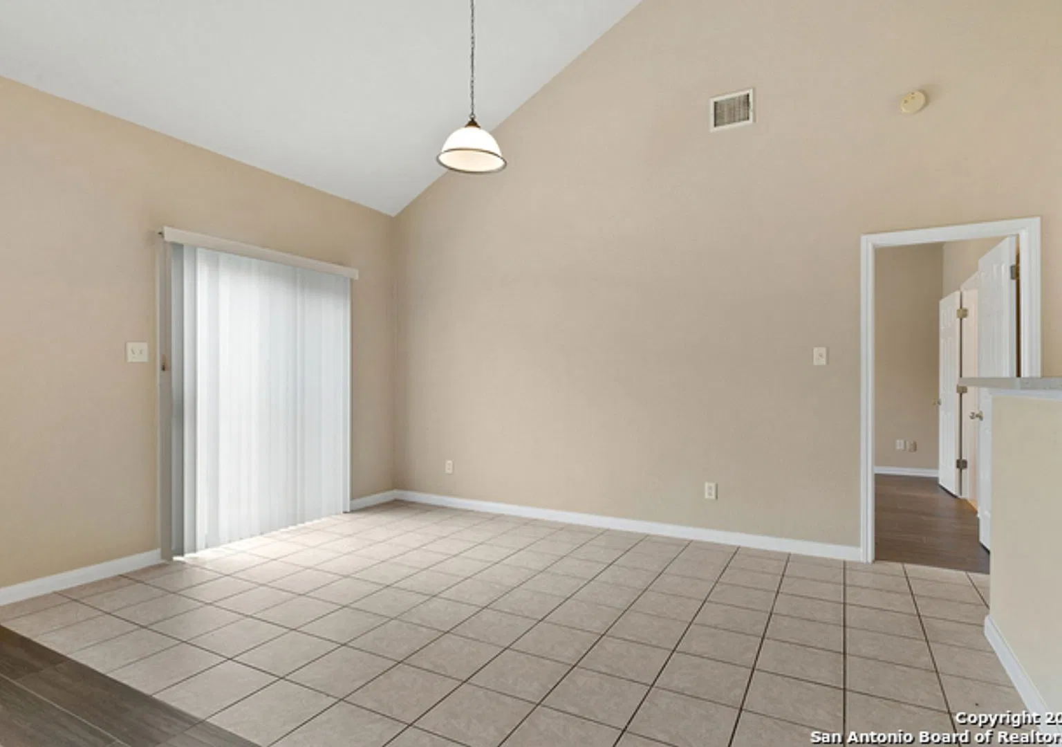 5 bedrooms, 2.5 baths in Canyon Springs Subdivision! — Photo 4