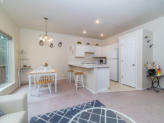 4th image of 6109 NE 33rd Cir