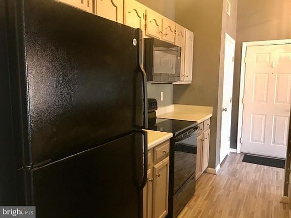 3rd image of 1004 Markham Ct Unit 14