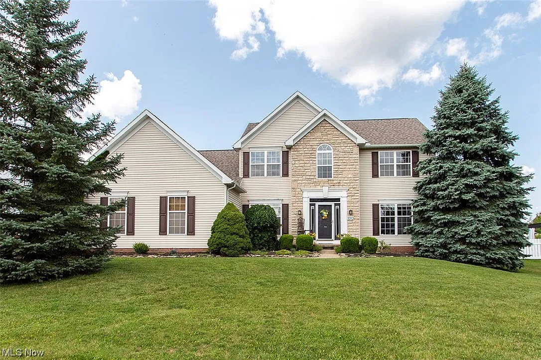 1093 Greenwood Ct photo 1