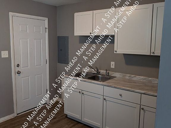 3rd image of 2716 Sangster Ave