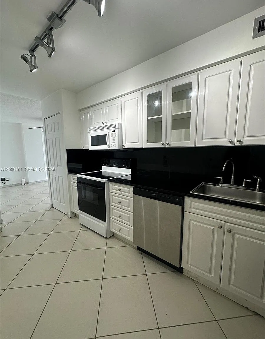Aquasol Condo — Photo 2