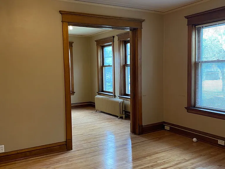 402 S 6th St — Photo 3