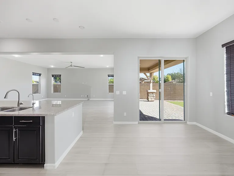 1039 E Boston St — Photo 11