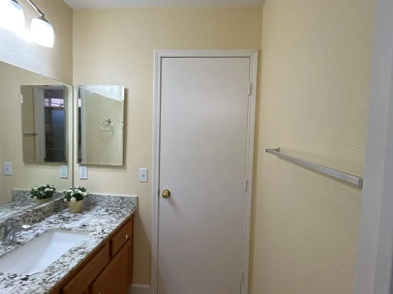6045 Stone Hollow Ave — Photo 32