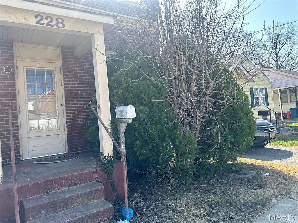 228 W Loretta Ave photo 1