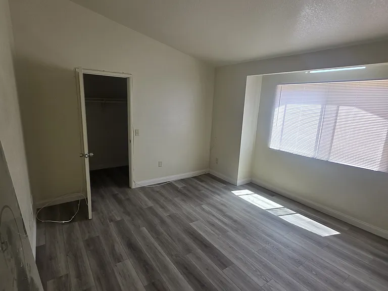 1420 E Date St — Photo 17