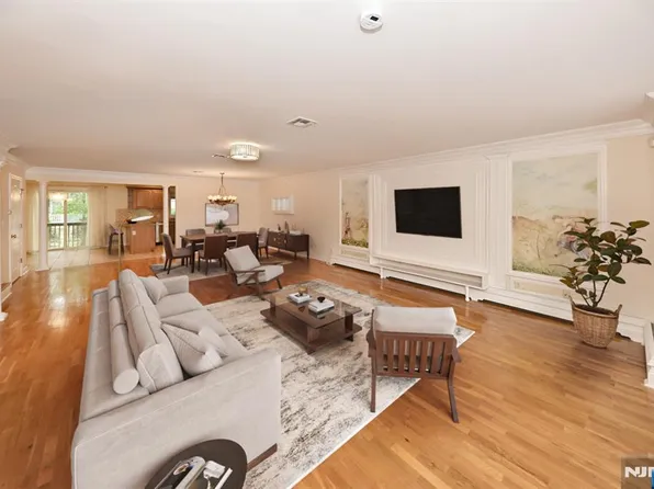 20 Skymark Ct, Upper Saddle River, NJ 07458