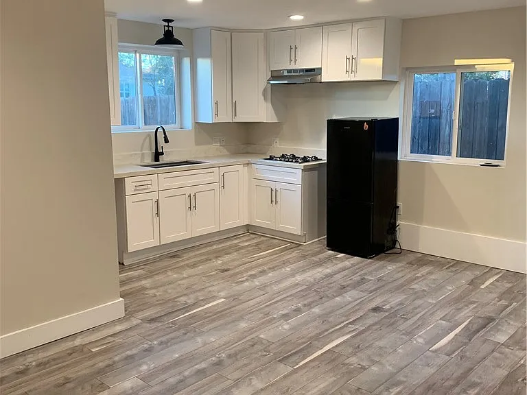 10034 Noble Ave — Photo 8