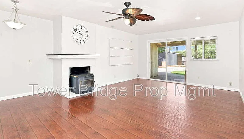 3 bed, 2.0 bath, 1081 sqft, $2,425 — Photo 2
