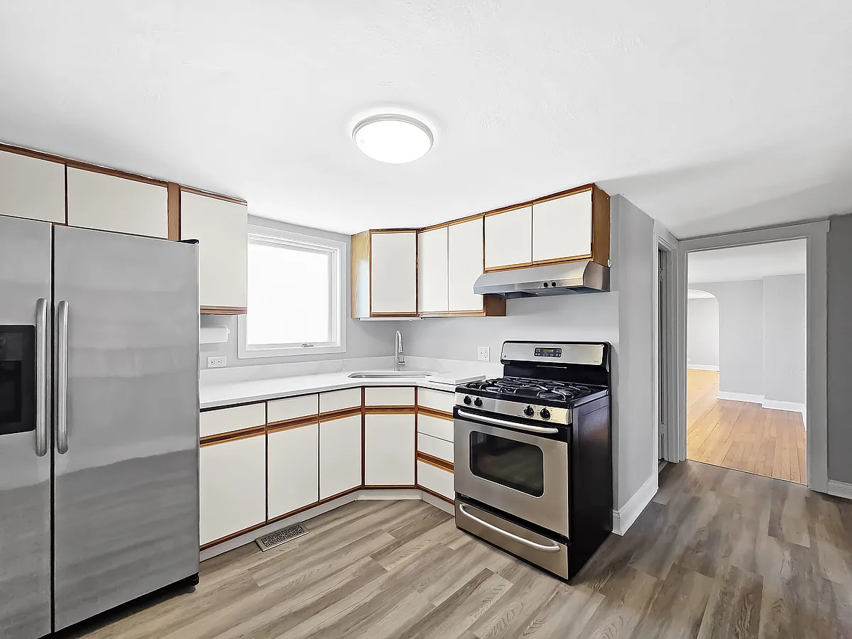 Building Photo - 6546 W Cornelia Ave #2