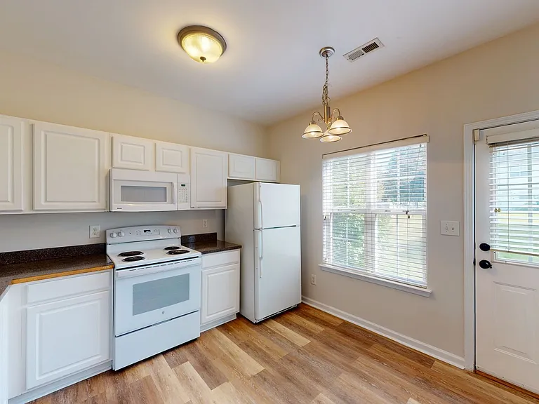 5545 Seths Dr — Photo 3