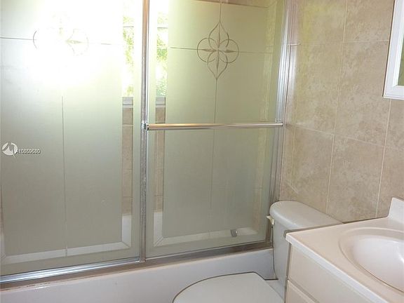 4th image of 95 Edgewater Dr APT 208