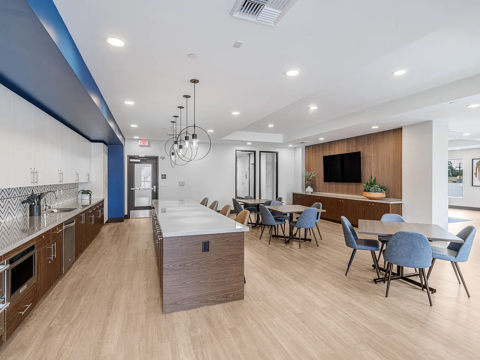 Mainline North Apartments - Santa Clara, CA — Photo 3