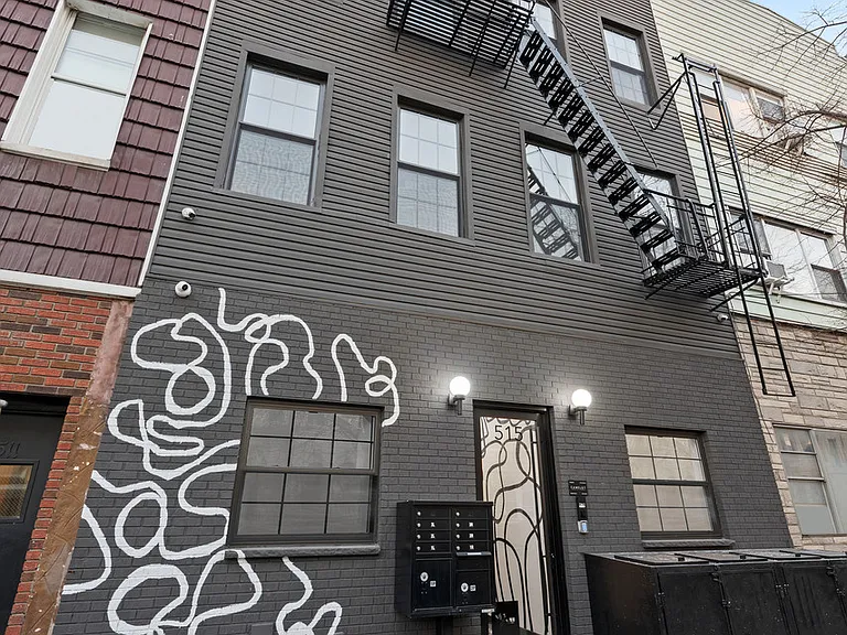 515 Graham Ave #1R — Photo 9